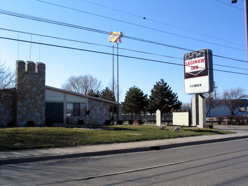 Super 7 Inn & Suites Saginaw (Saginaw Inn, Knights Inn) - April 2005